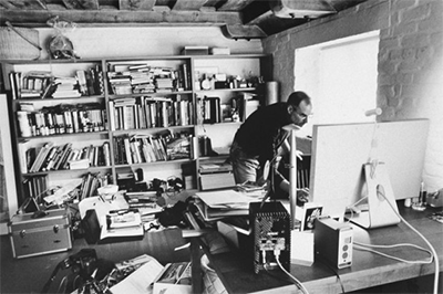 Steve-Jobs-en-su-escritorio